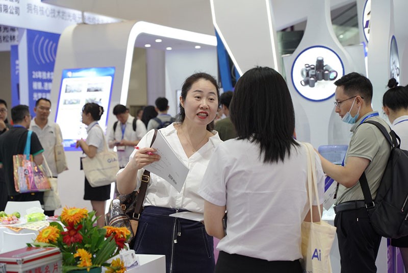 激埃特工作人員與現場參觀者探討產品圖2 激埃特工作人員與現場參觀者探討產品圖2