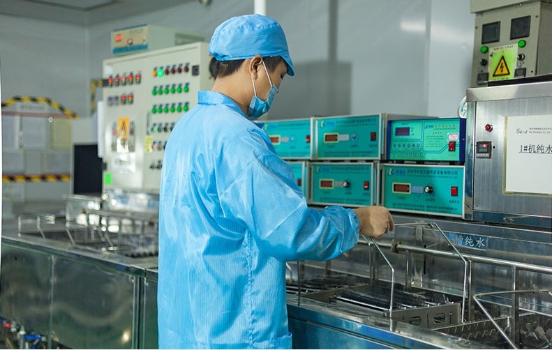 激埃特員工在進行超聲波清洗 激埃特員工在進行超聲波清洗