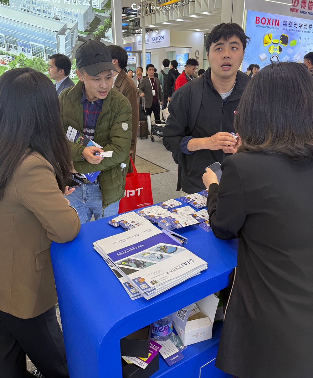 濾光片 激埃特現場工作人員為參觀者講解2