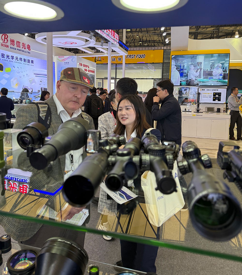 濾光片 激埃特現場工作人員為參觀者講解3