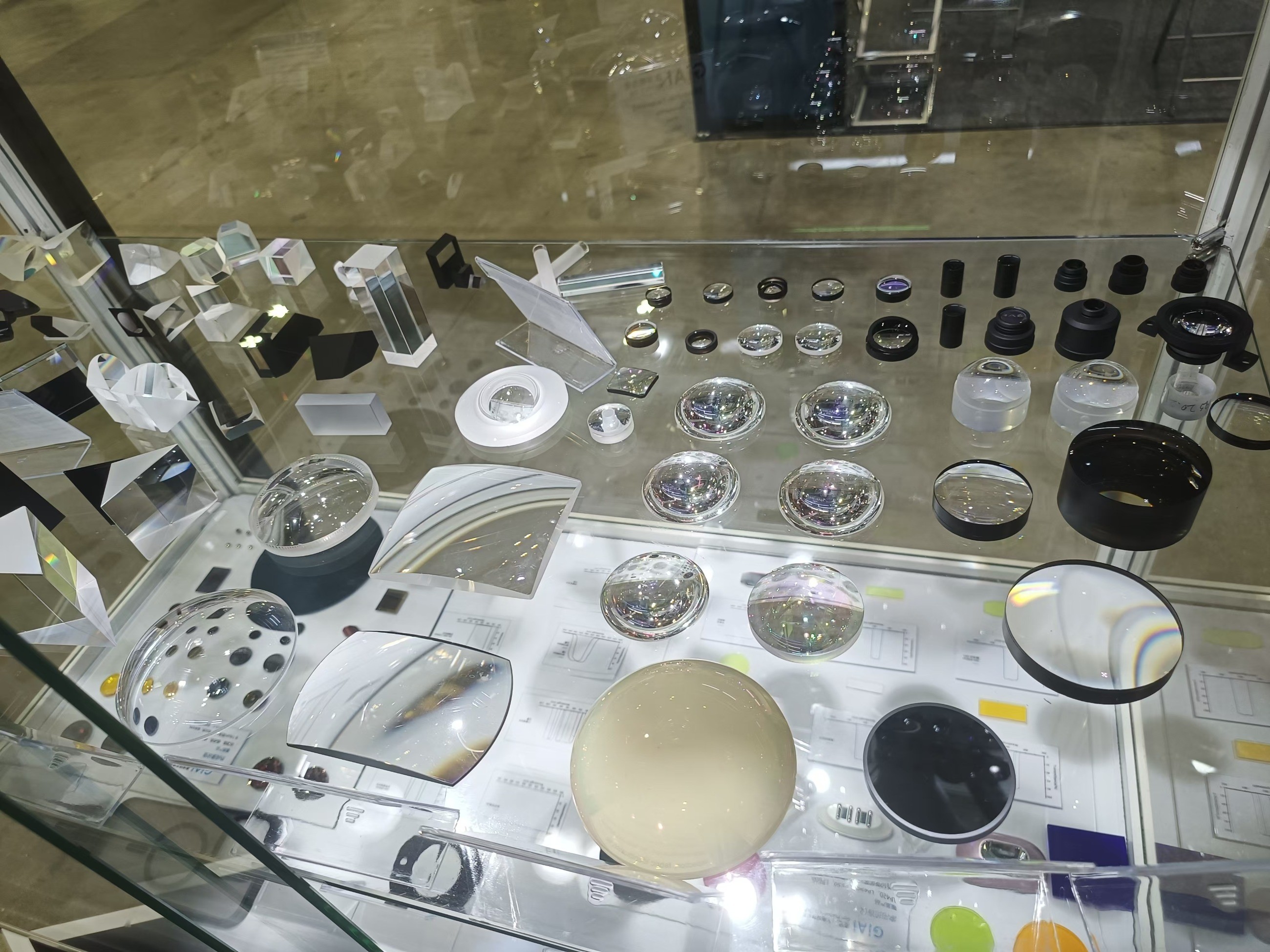 濾光片 非球面點車與一體模壓工藝對比與應(yīng)用表現(xiàn)